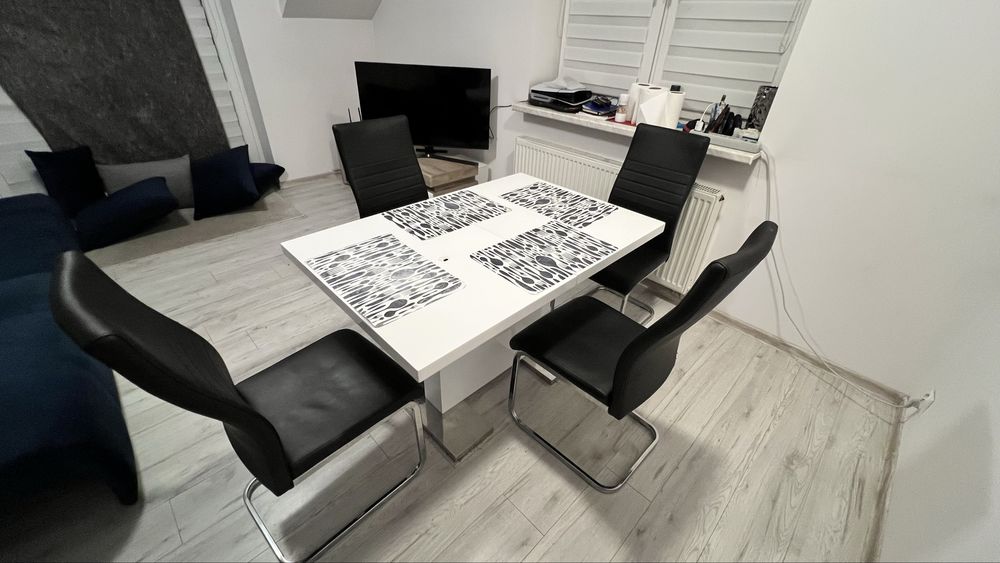 Aneks do jadalni na cztery osoby.Komplet