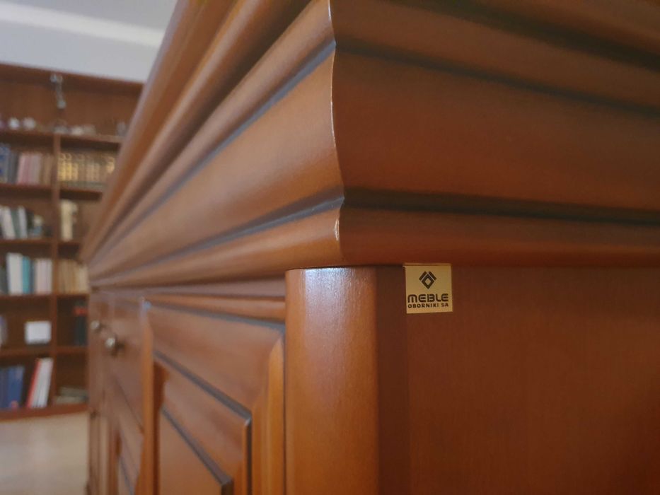 Kredens i witryna. Meble drewniane.