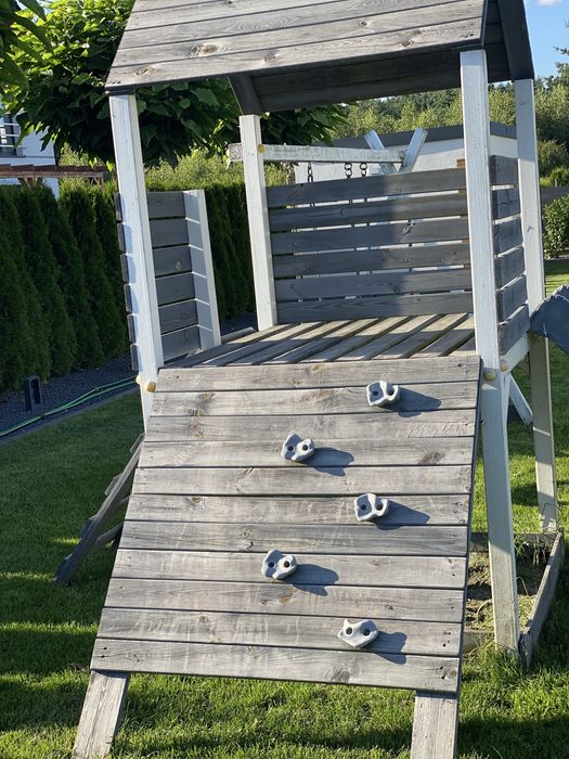 Plac zabaw drewniany z wieżą, huśtawkami, ścianką wspinaczkową i liną