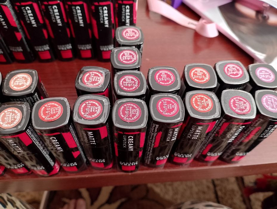 Pomadka  do ust Ultra Colour(Matte, Creamy i Shimmer) Avon