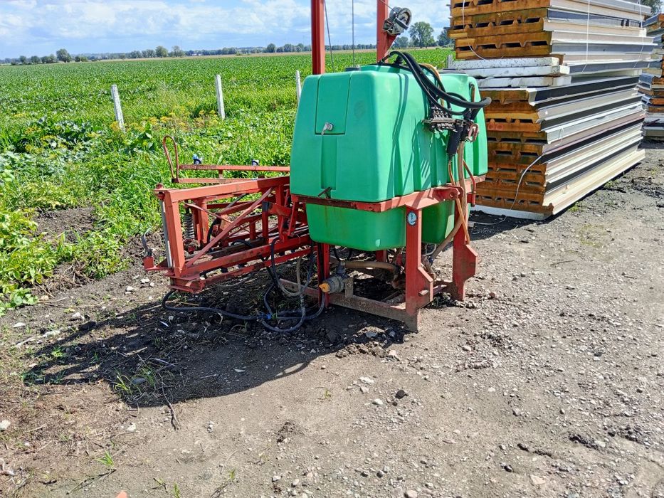 Opryskiwacz bury 600 litrów 15 metrów