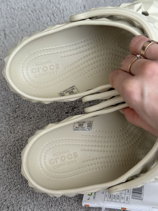 Crocs M6W8 24,5 см Classic Geometric Clog М6 38  білі чорні бежеві