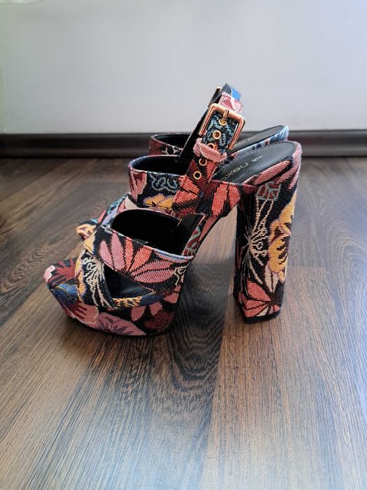 Sandały na wysokim obcasie