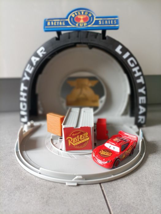 Disney Pixar Cars 3 przenośny zestaw Auta zygzak McQueen auto