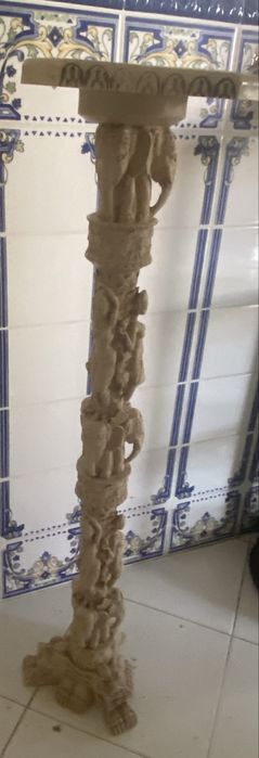 Coluna com motivos orientais