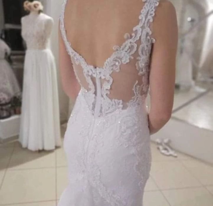 Biała suknia ślubna typu rybka