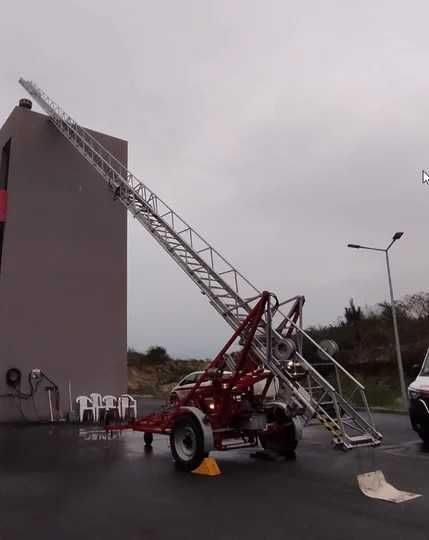 Escada EHRSAM ALM com motor a gasolina. Altura até 32m