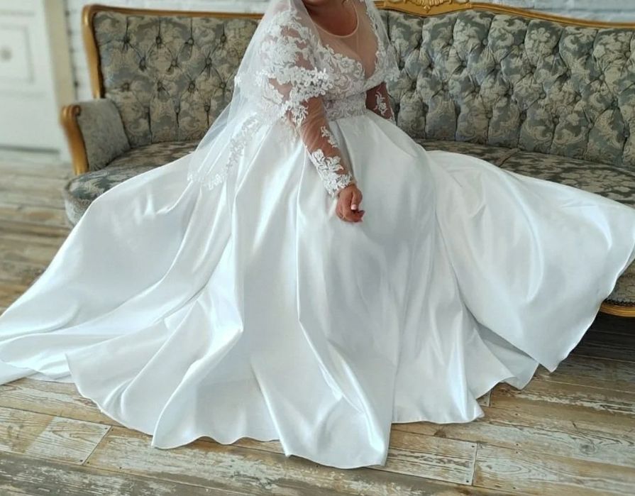 Гарна щаслива весільна сукня