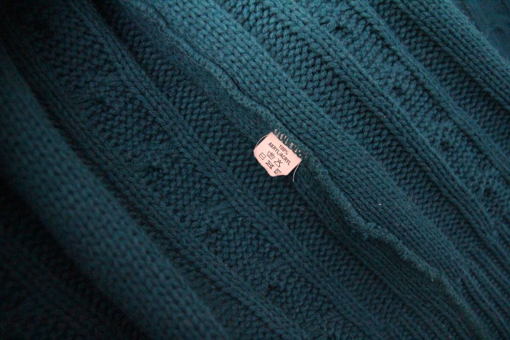 Turkusowy kardigan, sweterek, warkocz