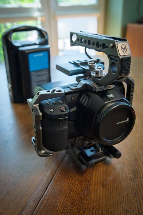 Blackmagic Pocket 6K EF + klatka TIlta + 2x 512 gb SSD T5 + baterie i ładowarka V-lock