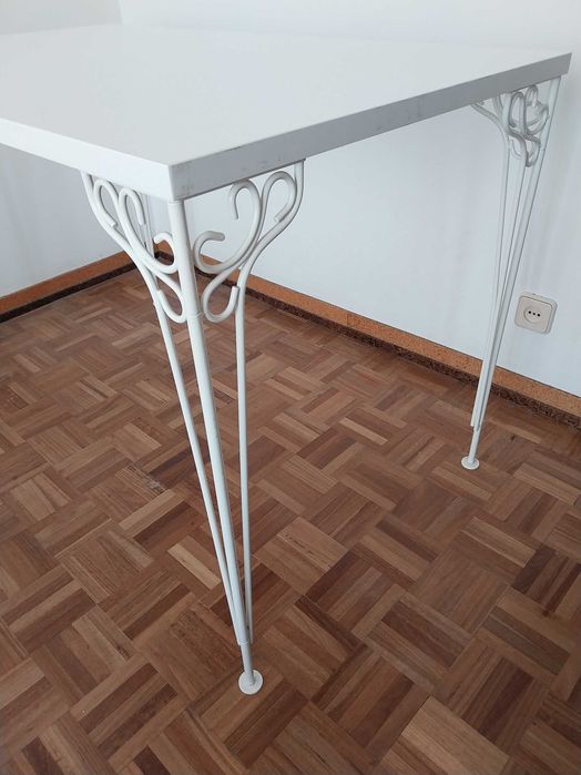 mesa branca com pés estilizados  Ikea