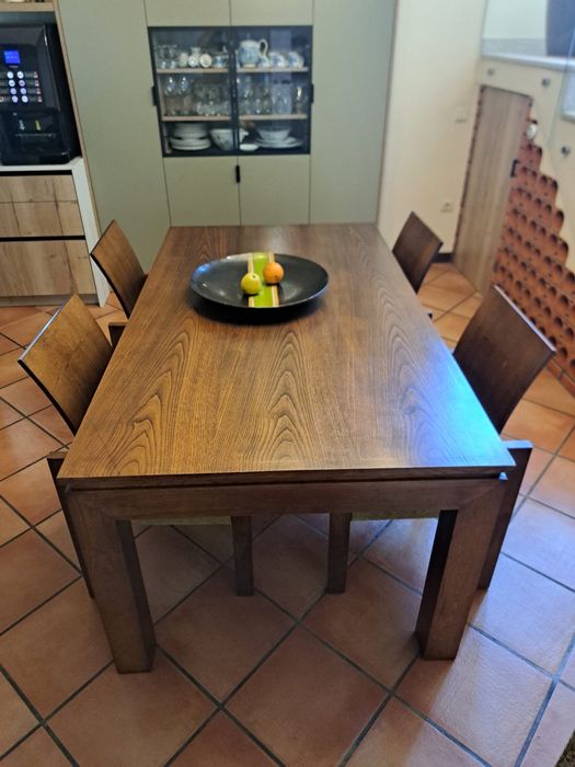 Vendo conjunto de mesa de jantar e 4 cadeiras usadas , tudo em hom estado