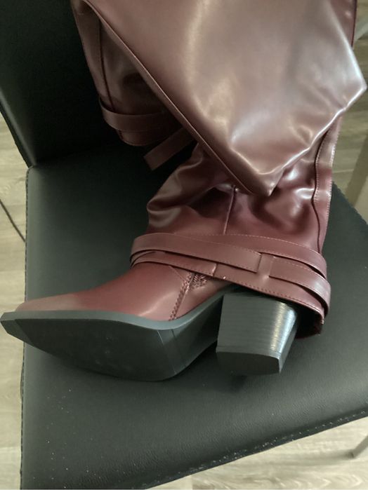 Botas novas bordeaux, 40, em caixa. Com salto, ver fotografias.