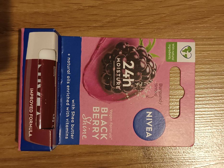 Pomadka ochronna do ust NIVEA 1 sztuka, smak jeżynowy