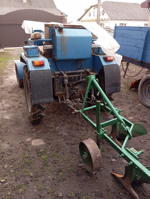 Продам трактор з причепом