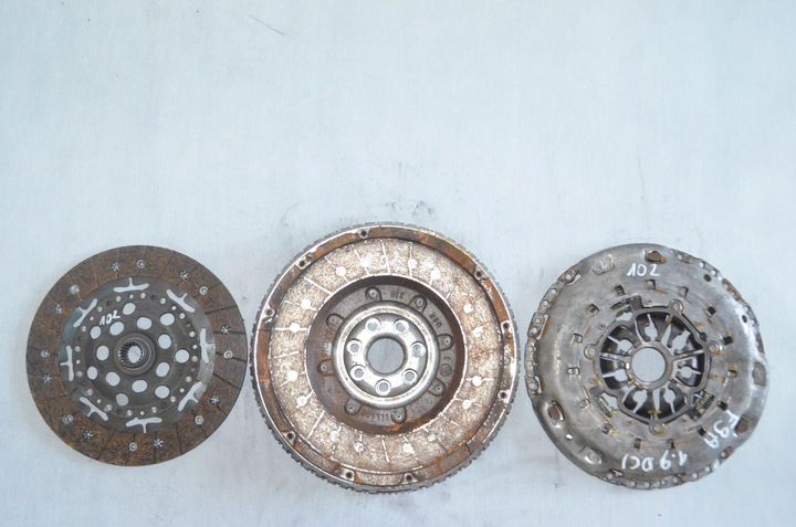 Комплектное сцепление Демпфер Маховик Peugeot 408 308 Citroen 2.0 HDI