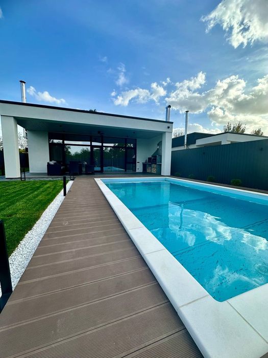 Продам дом с бассейном Новоалександровка