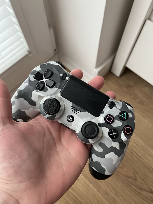 PS4 Pro + 2 Pady + 2 Gry