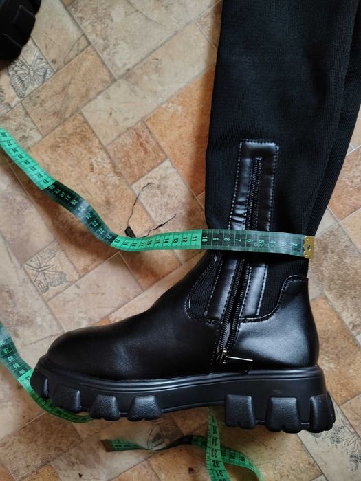 Ботфорти жіночі. Колір чорний