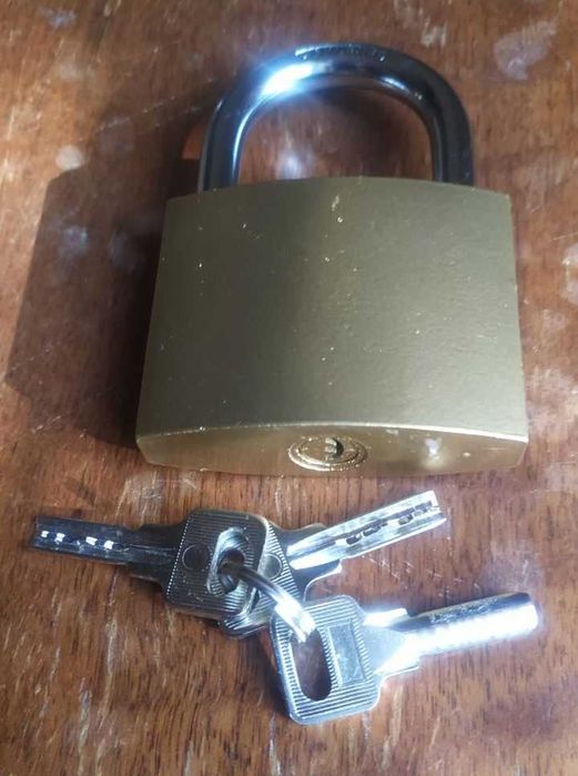Продам или поменяю хороший импортный замок HARDENED с каленой дужкой