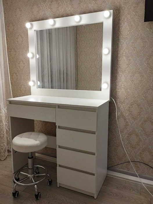 Макияжное, визажное зеркало, стол бровиста.Туалетный, гримерный столик