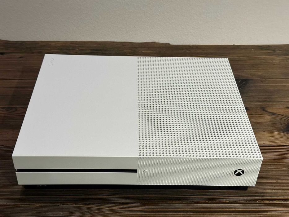 Xbox One S 1 TB z napędem + kabel zasilający