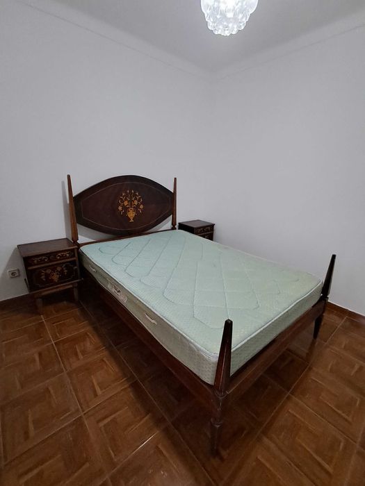 Casa térrea,  composta de cozinha , casa de banho, sala , quarto e marquise