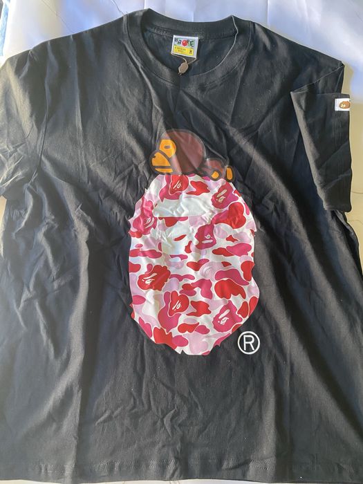 Tshirt preta e vermelha da Bape