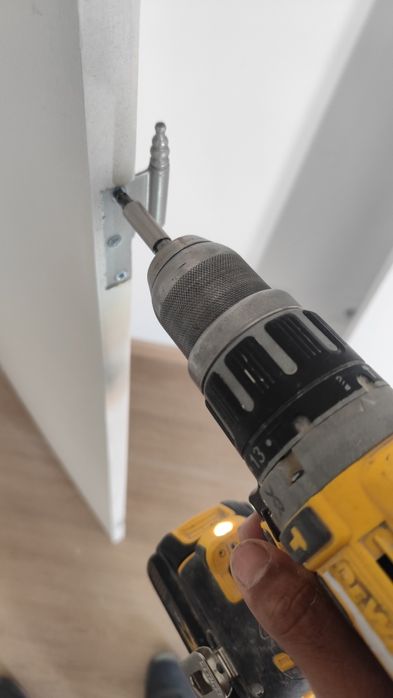 Instalação de portas em geral.