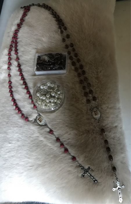 Terços NOVOS com caixa pérolas, castanho e vermelho e porta chaves