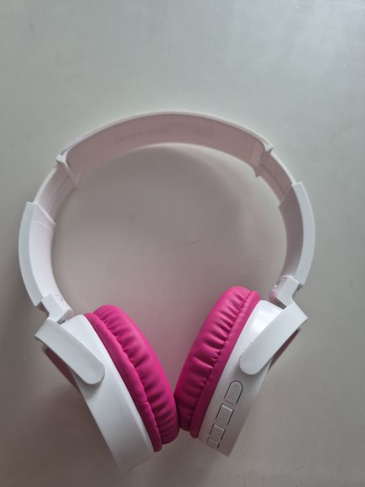 Бездротові навушники Maybelline New York з Bluetooth-з'єднанням.