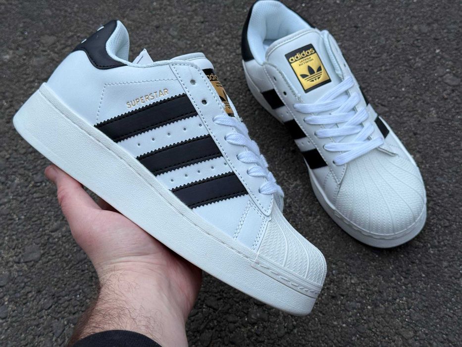 Розпродаж складу Adidas Superstar