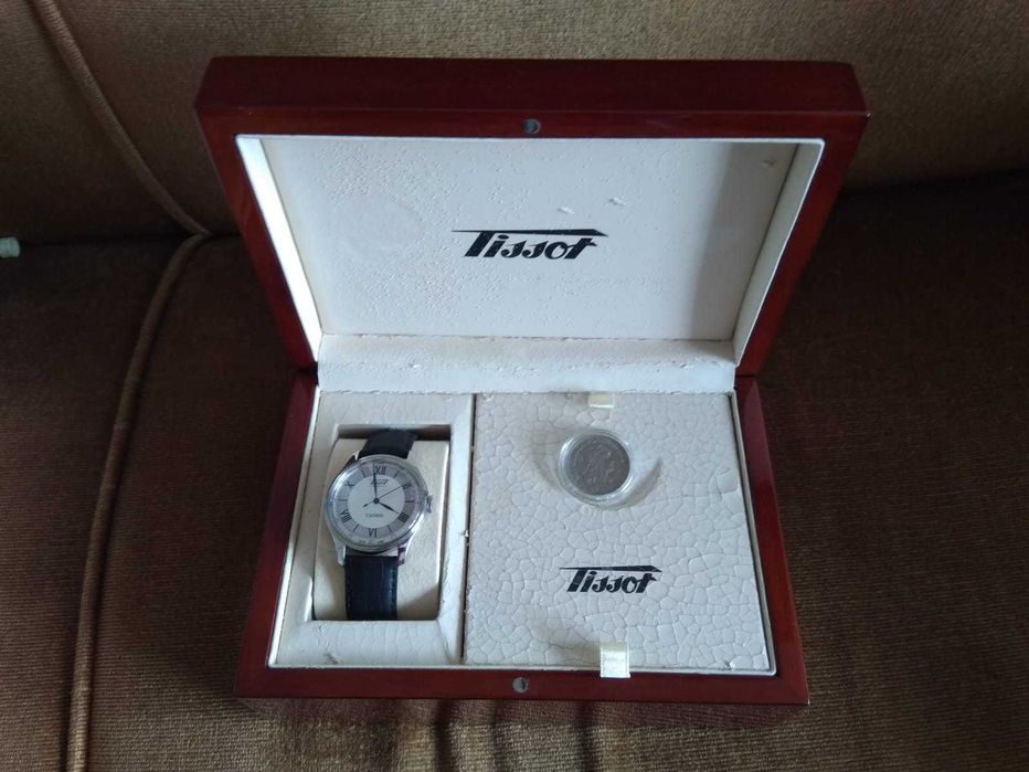 Relógio Tissot Escudo com caixa em madeira e moeda de prata