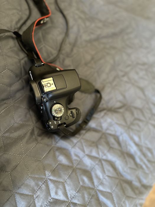 Фотоапарт Canon EOS 2000D