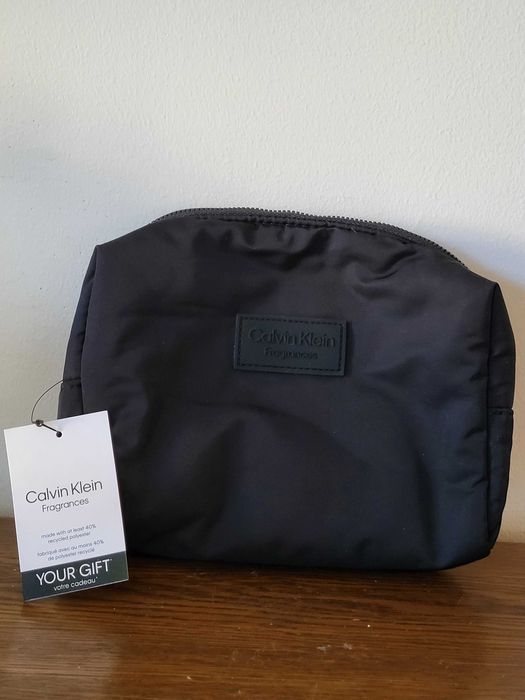 Czarna wyściełana kosmetyczka Calvin Klein