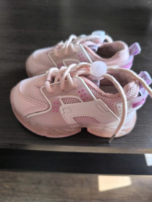 Кросівки на дівчинку