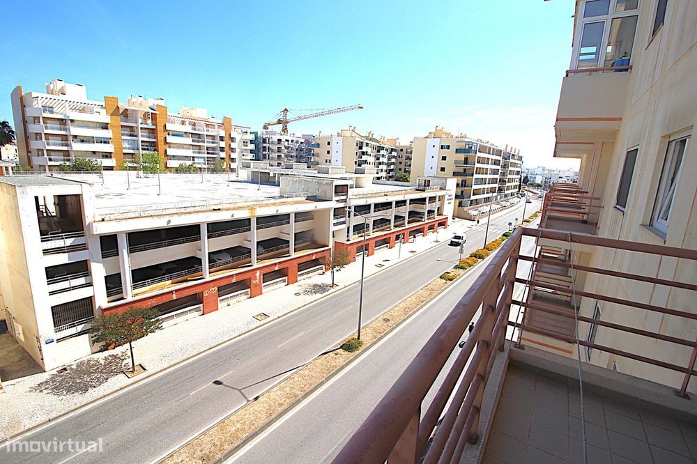 Armação de Pêra T2 Perto do mercado com Piscina, Garagem e Arrecadação