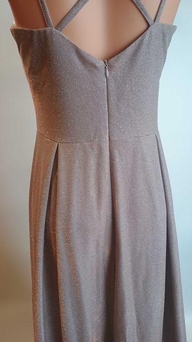 Wieczorowa sukienka maxi z połyskiem i rozcięciem – perłowy róż