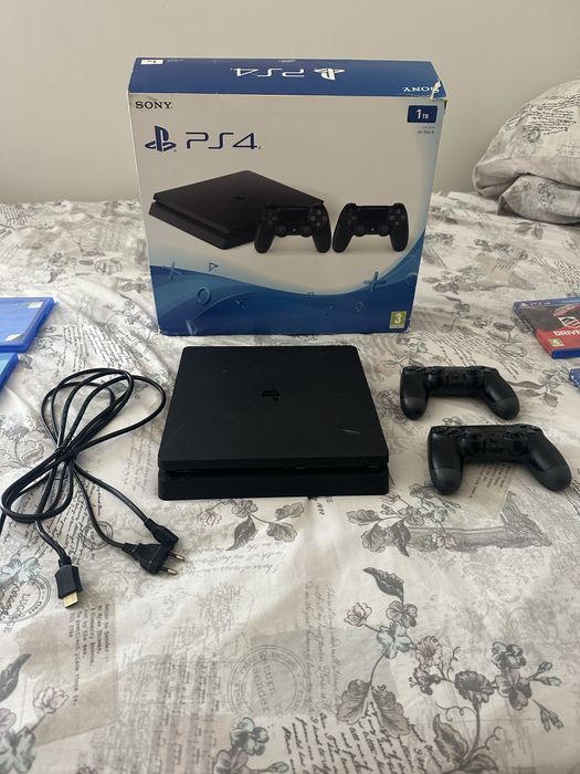 PS4 Slim 1TB + 2 Comandos + 14 Jogos + Caixa Original