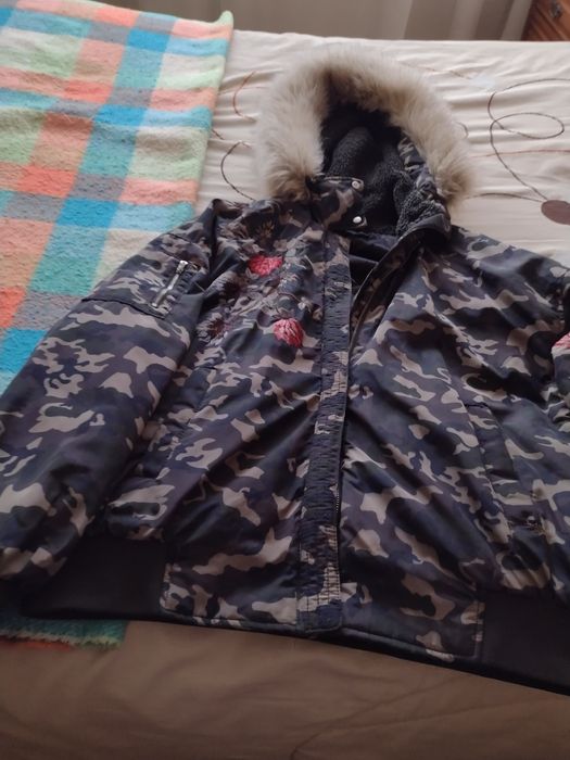 Blusão de capuz bordado.