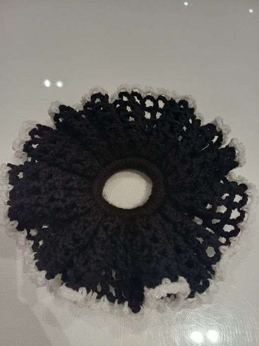 Scrunchie szydełkowe.
