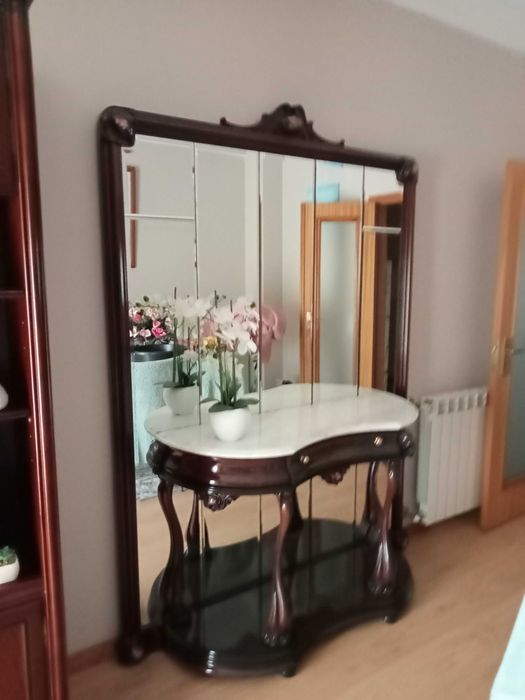 Vendo aparador em madeira com espelho