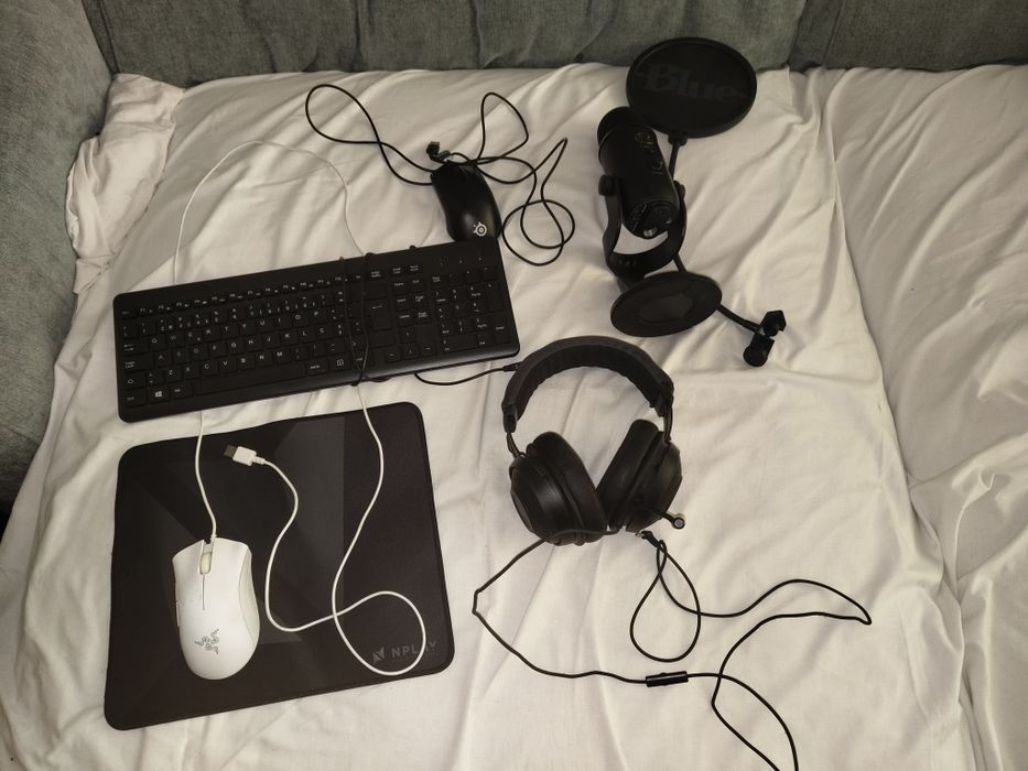 Headset razer + Logitech Blue Yeti com filtro POP + o que está na imagem.