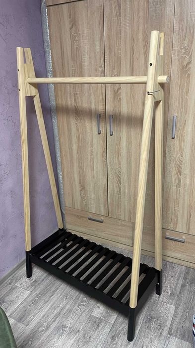 Деревянная стойка (вешалка) для одежды jysk
