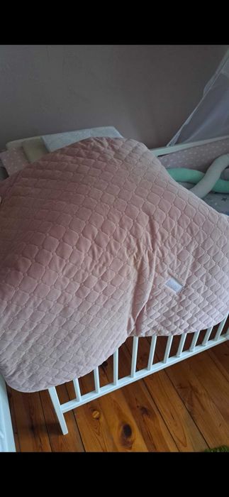 Solidne, białe łóżeczko dziecięce z baldachem.