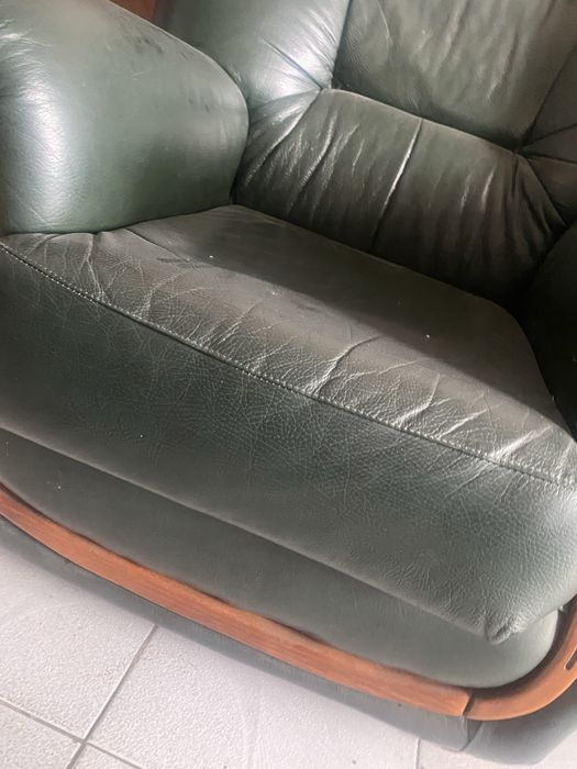 Dois sofas em pele bom estado