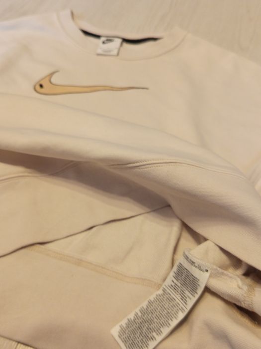 Biała bluza nike