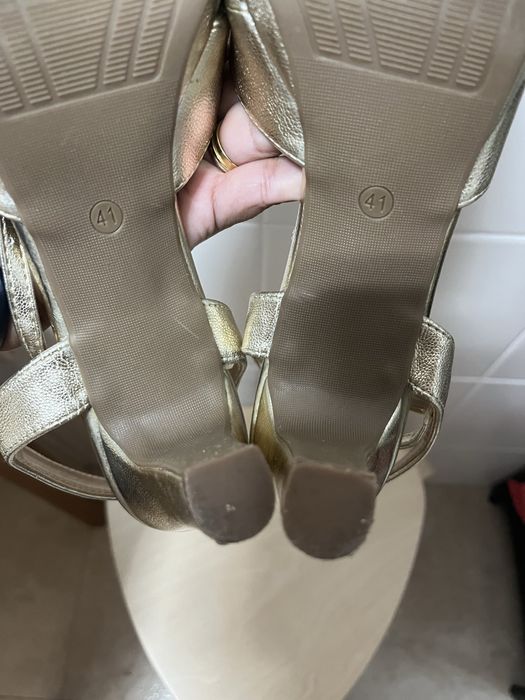 Sapatos dourados