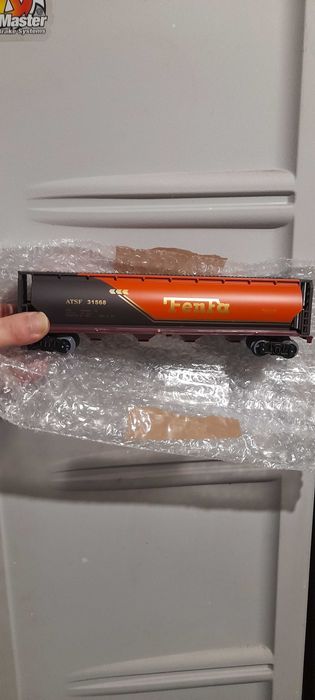 Vagão ferroviário de combustível novo