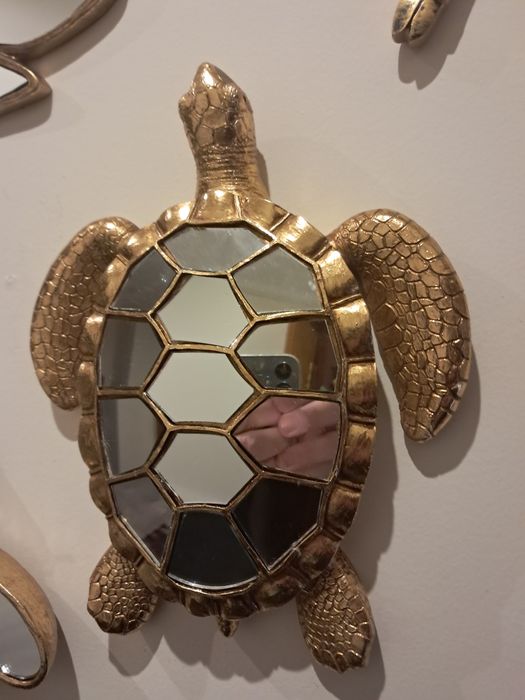 Várias peças em resina e vidro espelhados